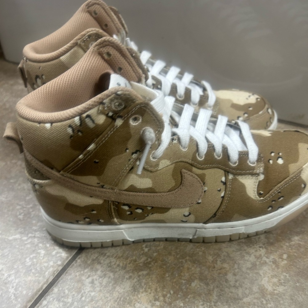 Like new Nike high top Dunks!
